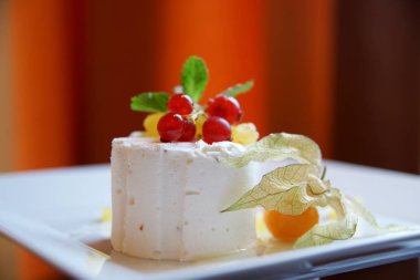 Beyaz tabakta servis edilen lezzetli tatlı.