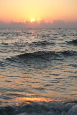 Okyanusun üzerinde güzel bir gün batımı