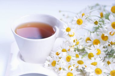 Ahşap bir masada çay.