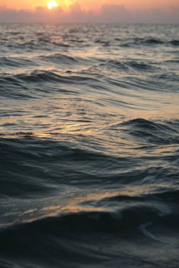 Gün batımında güzel plaj manzarası