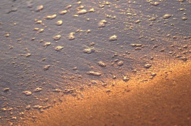 Gün batımında denizde dalgalar