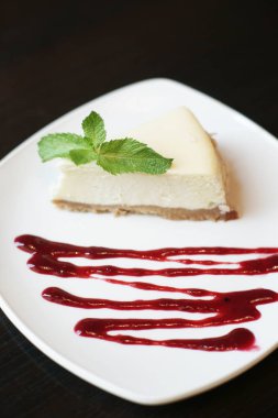 Beyaz tabakta servis edilen lezzetli tatlı.