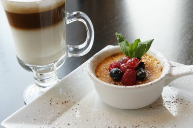 creme brulee ve kahve masada.
