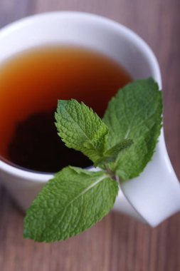 ahşap bir masa üzerine nane çayı