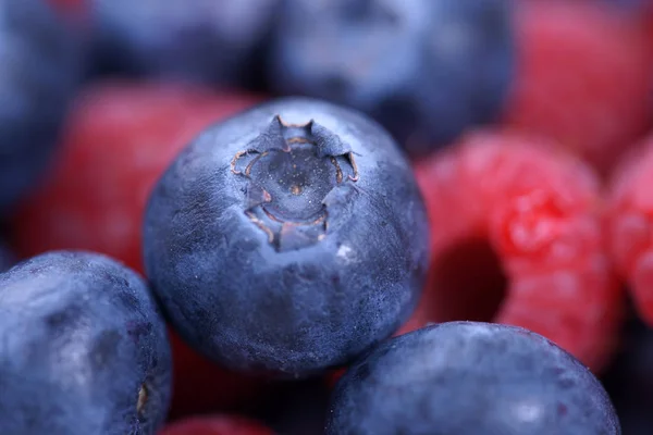 Frische Himbeeren Und Blaubeeren Aus Nächster Nähe — Stockfoto