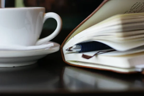 Tasse Kaffee Und Notizbuch Mit Stift Auf Dem Tisch — Stockfoto
