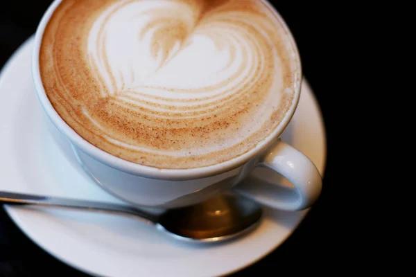 Горячий Кофе Молоком Столе Кафе — стоковое фото