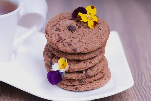 Stapel Schokoladenkekse Mit Blumen — Stockfoto