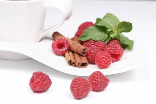 Black Tea Ceylon Cup Raspberries Cinnamon Sticks Mint White Plate — Stock Photo, Image