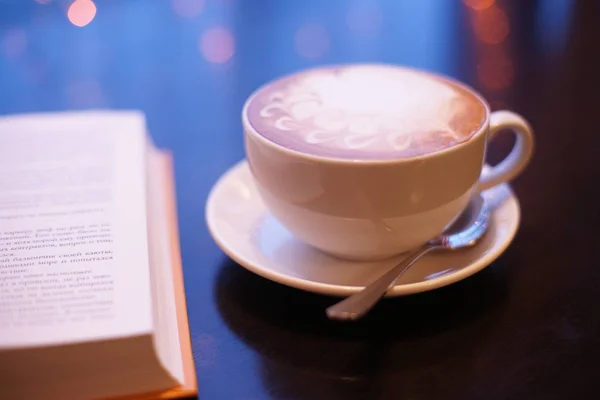 Masanın Üzerinde Bir Kitapla Sıcak Kahve — Stok fotoğraf