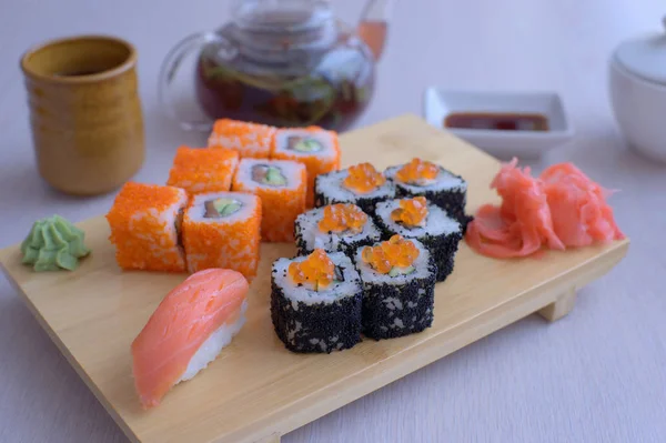 Comida Japonesa Com Rolos Sushi Com Chá Chaleira Fundo Mesa — Fotografia de Stock