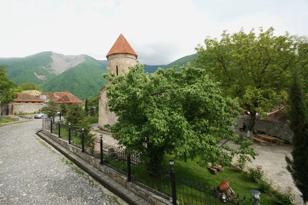 Pietra Vecchio Castello Nel Villaggio Sfondo Montagne — Foto Stock