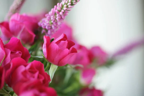 Nahaufnahme Von Blühenden Rosa Rosen Strauß — Stockfoto
