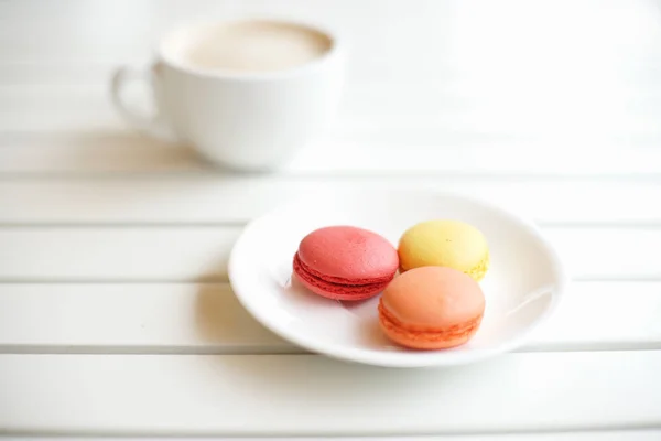 Tasse Latte Mit Makronen Teller Auf Holzgrund — Stockfoto