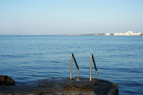 Beton Dermaga Berbatu Dengan Langkah Langkah Logam Mengarah Laut — Stok Foto