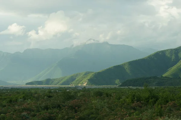 多雾的美丽山景 — 图库照片