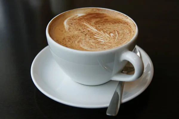 Heiße Tasse Kaffee Mit Milch Auf Dem Tisch — Stockfoto