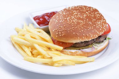 hamburger ve patates kızartması plaka üzerinde