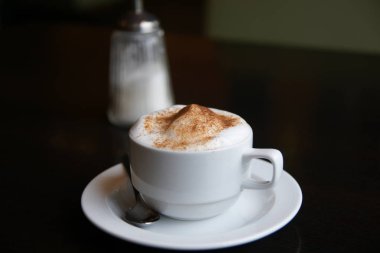 Sıcak kahve masanın üstünde.