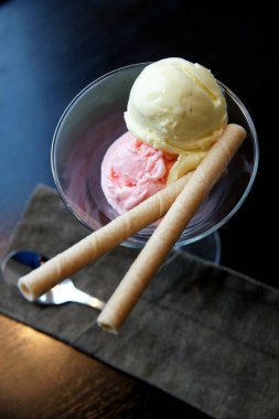 Gofretli dondurma topları.