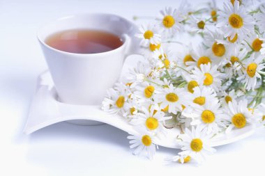 Ahşap bir masada çay.