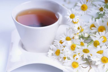 Ahşap bir masada çay.