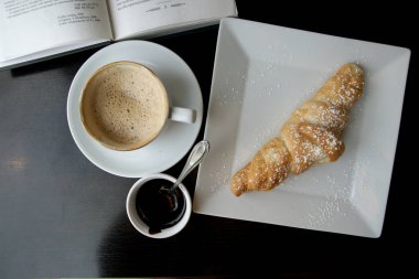 Ay çöreği ve kahve.