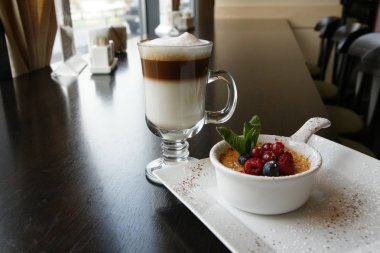 creme brulee ve kahve masada.