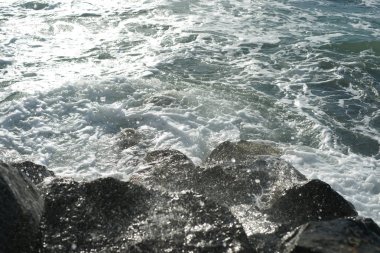 deniz veya okyanus sahilinde dalgalar