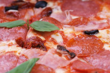 Domates soslu et pizzası ve beyaz tabakta peynir. 