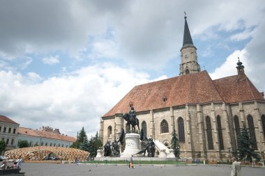 Romanya 'nın Transilvanya kentindeki ikinci büyük kilise olan Cluj-Napoca' daki Gotik tarzı bir Roma Katolik katedrali olan Saint Michael Kilisesi önündeki Matthias Corvinus Anıtı 1442-1447 arasında tamamlandı..