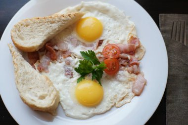 Kızarmış yumurta tost ile