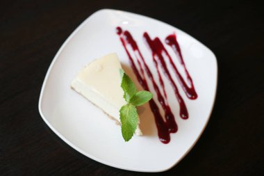 Beyaz tabakta servis edilen lezzetli tatlı.