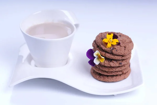 Pila Galletas Chocolate Con Flores Taza Café Con Leche — Foto de Stock