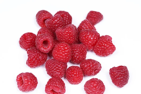 Nahaufnahme Von Frischen Reifen Himbeeren Isoliert Auf Weißem Hintergrund — Stockfoto