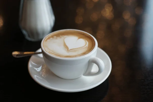 Heiße Tasse Kaffee Mit Milch Auf Dem Tisch — Stockfoto