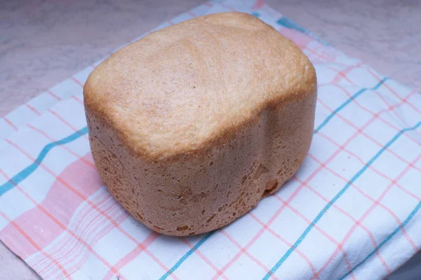 Ένα Καρβέλι Ψωμί Ξύλινο Τραπέζι — Φωτογραφία Αρχείου