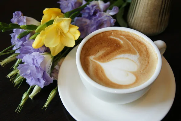 Kahve Çiçekler Kafede — Stok fotoğraf