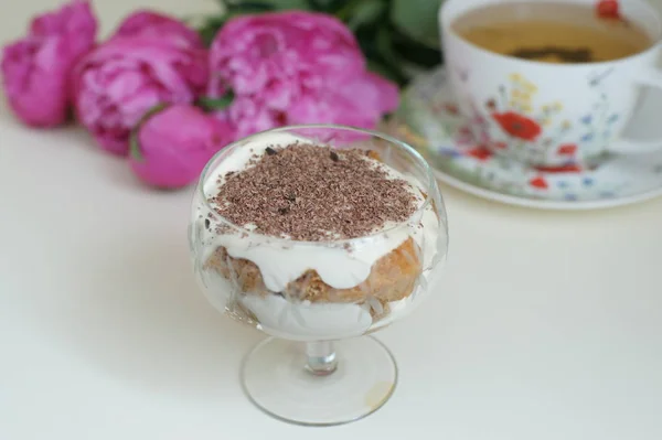 Tiramisu Desert Ceașcă Masă Lemn — Fotografie, imagine de stoc