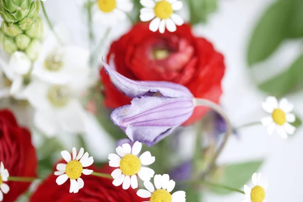 Bouquet Con Diversi Fiori Colorati — Foto Stock