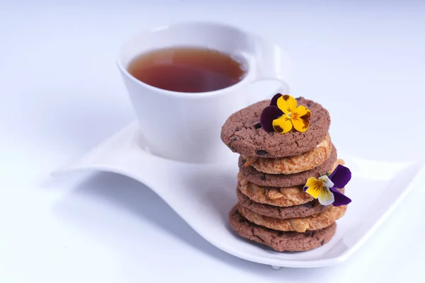 Tasse Tee Mit Einem Stapel Schokoladenkekse Mit Blumen — Stockfoto
