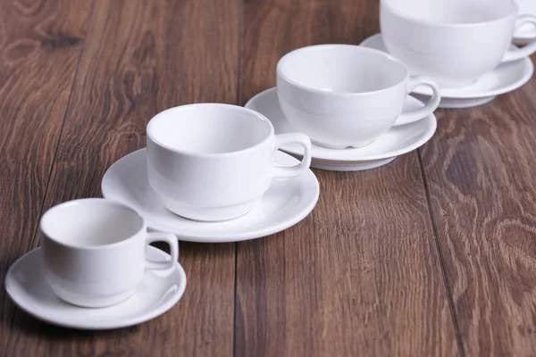 Άδειο Λευκό Τσάι Σετ Ξύλινο Τραπέζι — Φωτογραφία Αρχείου