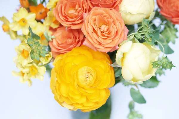 Όμορφη Σύνθεση Τριαντάφυλλα Και Άλλα Φωτεινά Λουλούδια — Φωτογραφία Αρχείου
