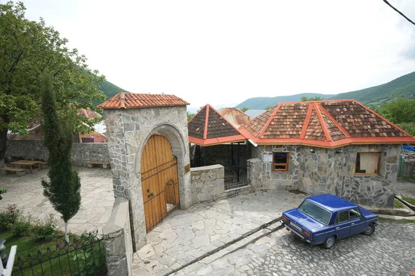 Pedra Castelo Velho Aldeia Fundo Das Montanhas — Fotografia de Stock