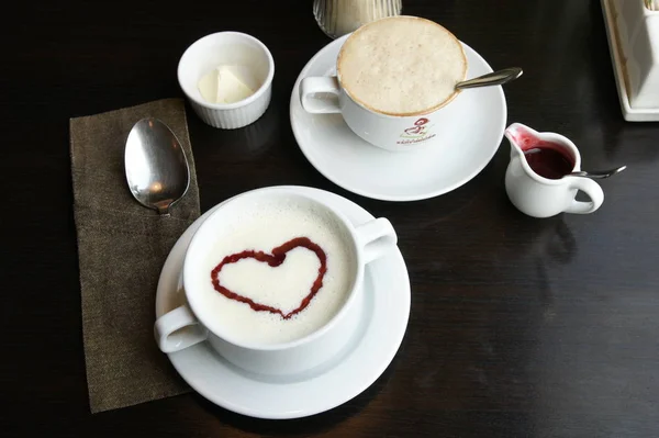 Kaffee Mit Milch Und Milchbrei Auf Dem Tisch Frühstückskonzept — Stockfoto