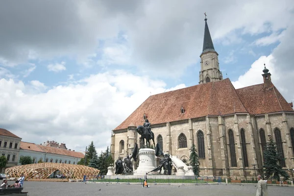 Monumento Matthias Corvinus Frente Igreja São Miguel Uma Catedral Gótica — Fotografia de Stock