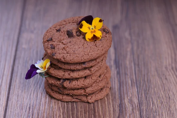 Stapel Schokoladenkekse Mit Blumen — Stockfoto