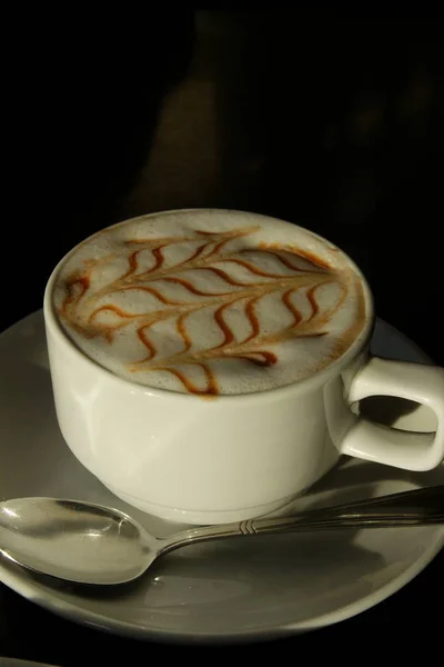 Heiße Tasse Kaffee Mit Milch Auf Dem Tisch — Stockfoto