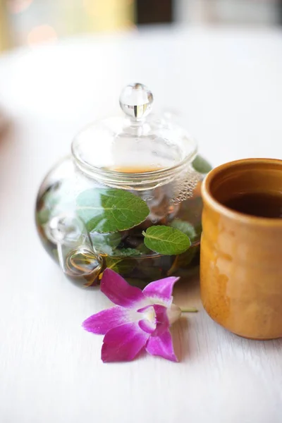 Zielona Herbata Miętowa Szklanym Czajniku Brązowym Kubkiem Fioletowym Kwiatem Białym — Zdjęcie stockowe