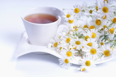 Ahşap bir masada çay.